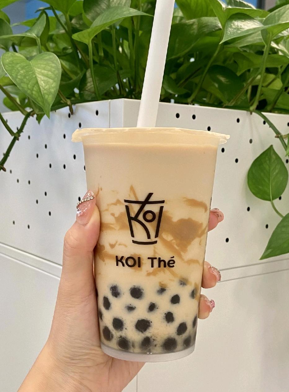 在我看来，秋天的第一杯奶茶，早已不只是一杯饮品，而是普通人给自己的小小仪式感。