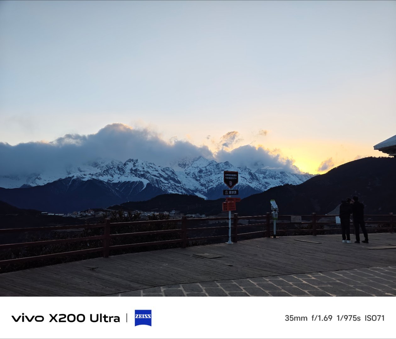 太佩服摩旅出行了，梅里雪山，雾浓顶直接席地搭帐篷要知道这里晚上要接近0度了不过真