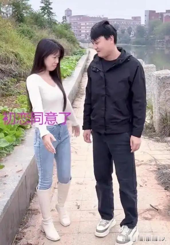 街头邂逅初恋，男子只求拥抱
告别青春过往，网友赞最体面
分手催泪断肠
近日
一段