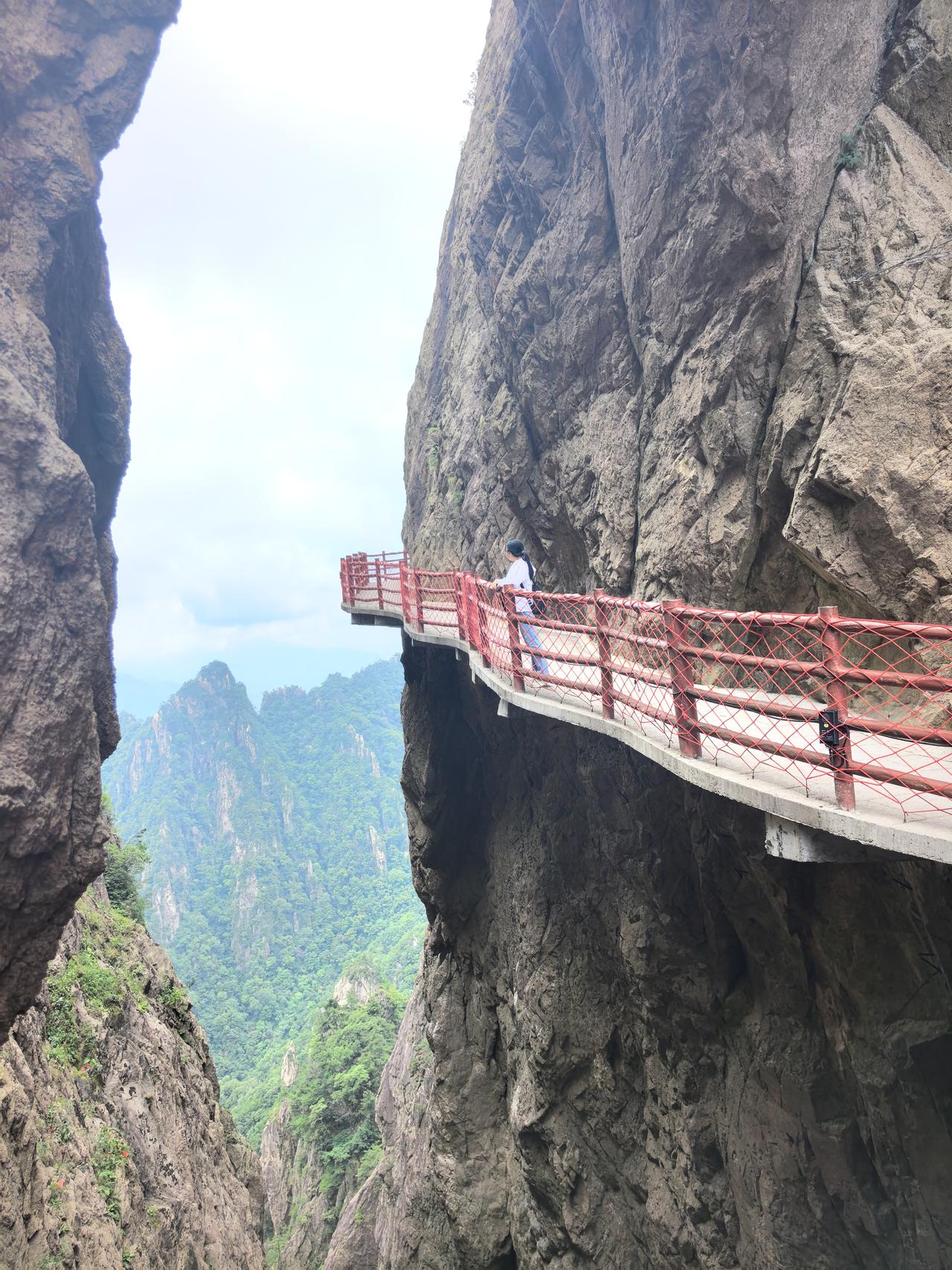 河南老君山空中栈道

老君山空中栈道悬于海拔两千余米的马鬃岭峭壁之上，如一条游龙