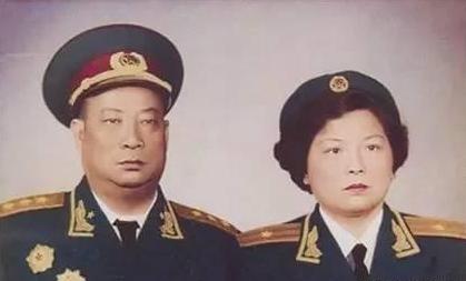 1942年，贺炳炎新婚之夜，却呆坐在床边，新娘哭诉：“你若不喜欢我，干嘛娶我？”