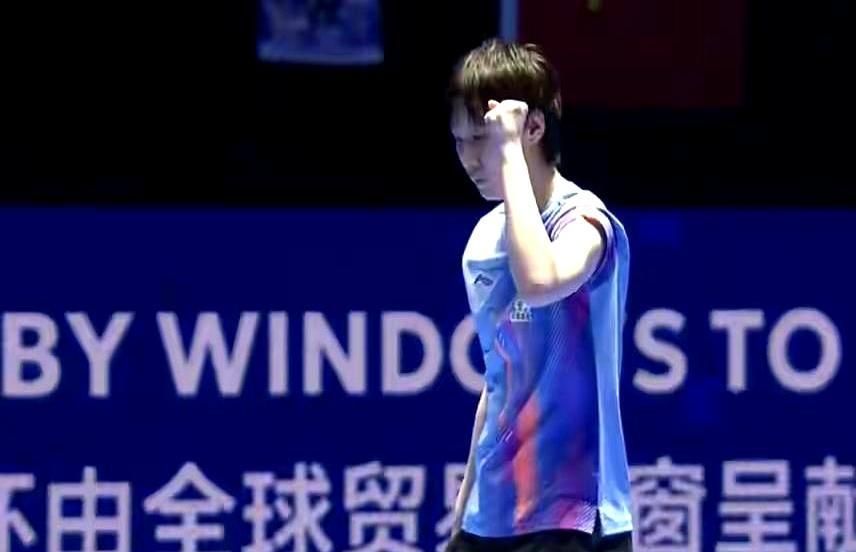 连续作战17天，王曼昱的膝盖还在替她说话。
 
新加坡决赛2-4落败那晚，她蹲在