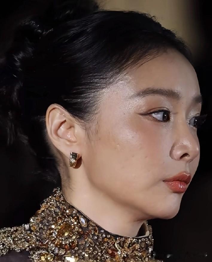 绝了！大嫂高叶第一眼真像体操运动员，那气质飒得我愣是没认出来！这反差萌太逗了。你