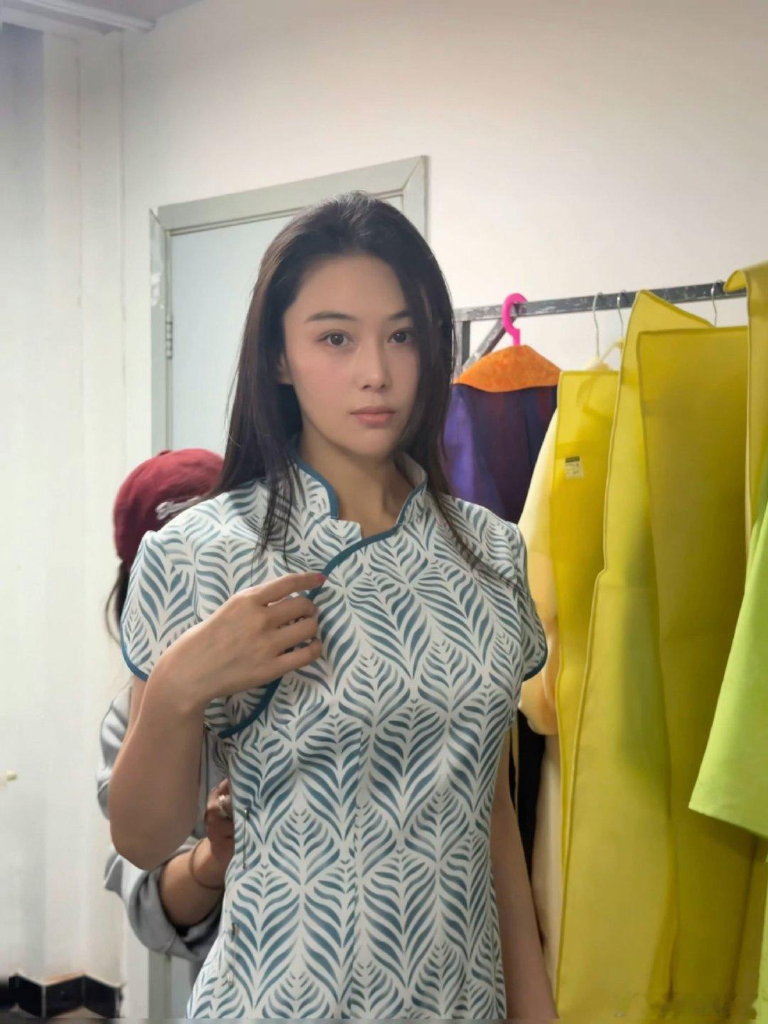 张馨予担心生病影响话剧首演张馨予问旗袍配伪素颜还是浓妆好看张馨予担心生病影响话剧