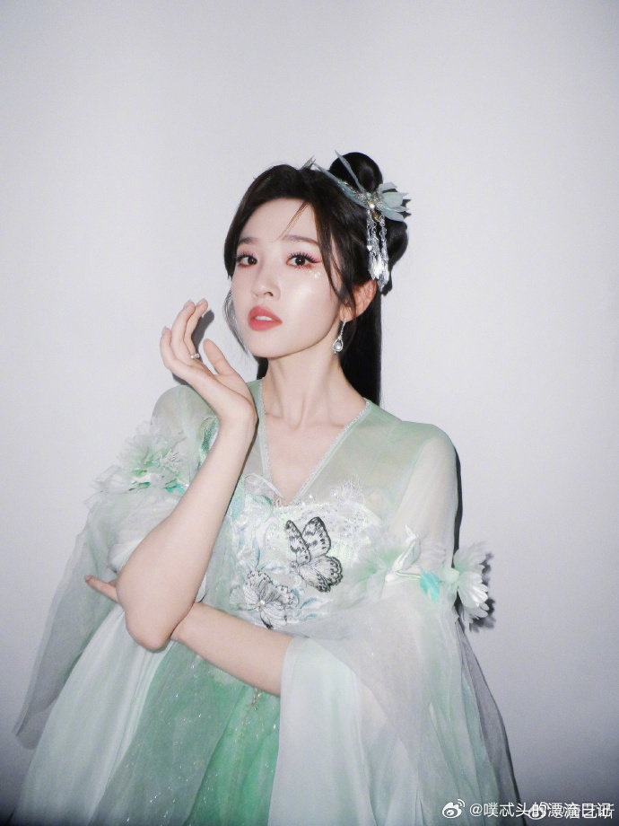 唐艺昕团想唱左边乘风2026从国风造型到抒情曲目，百变舞台始终让人惊喜 