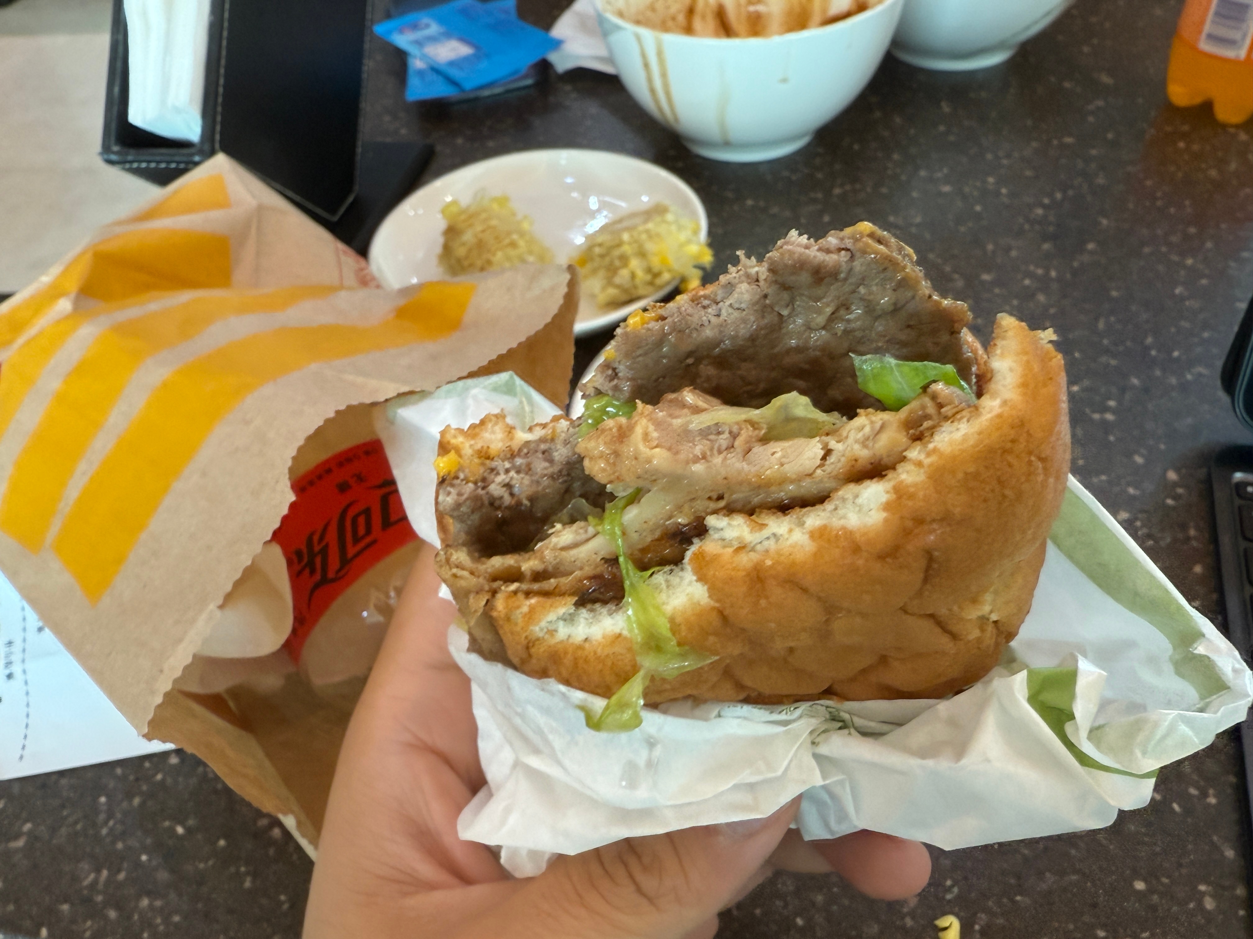 今日减脂餐感觉吃的有点多了把双吉改成单吉没啥区别，还省了几块钱[doge]怎么会