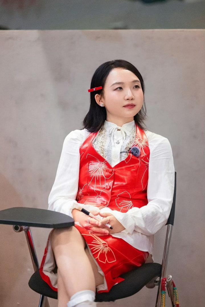 李嘉琦说贺峻霖有商业头脑五十公里桃花坞 在桃花坞的业务能力已经得到两位姐姐认证。