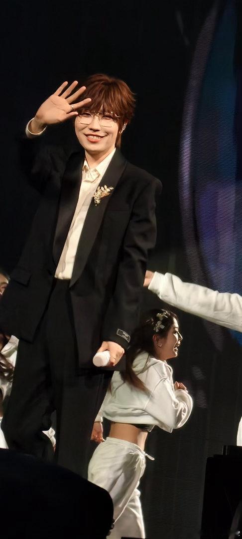 徐良用无人机写了一封信徐良回家开演唱会排面拉满 回家的排面不在于花了多少钱，在于