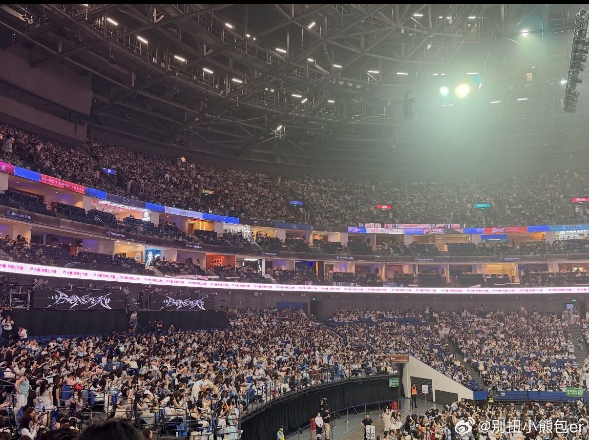 鹭卓上海上座率内场与看台全部坐满，鹭卓超高人气，沉浸式舞台加持，每一段表演都点燃