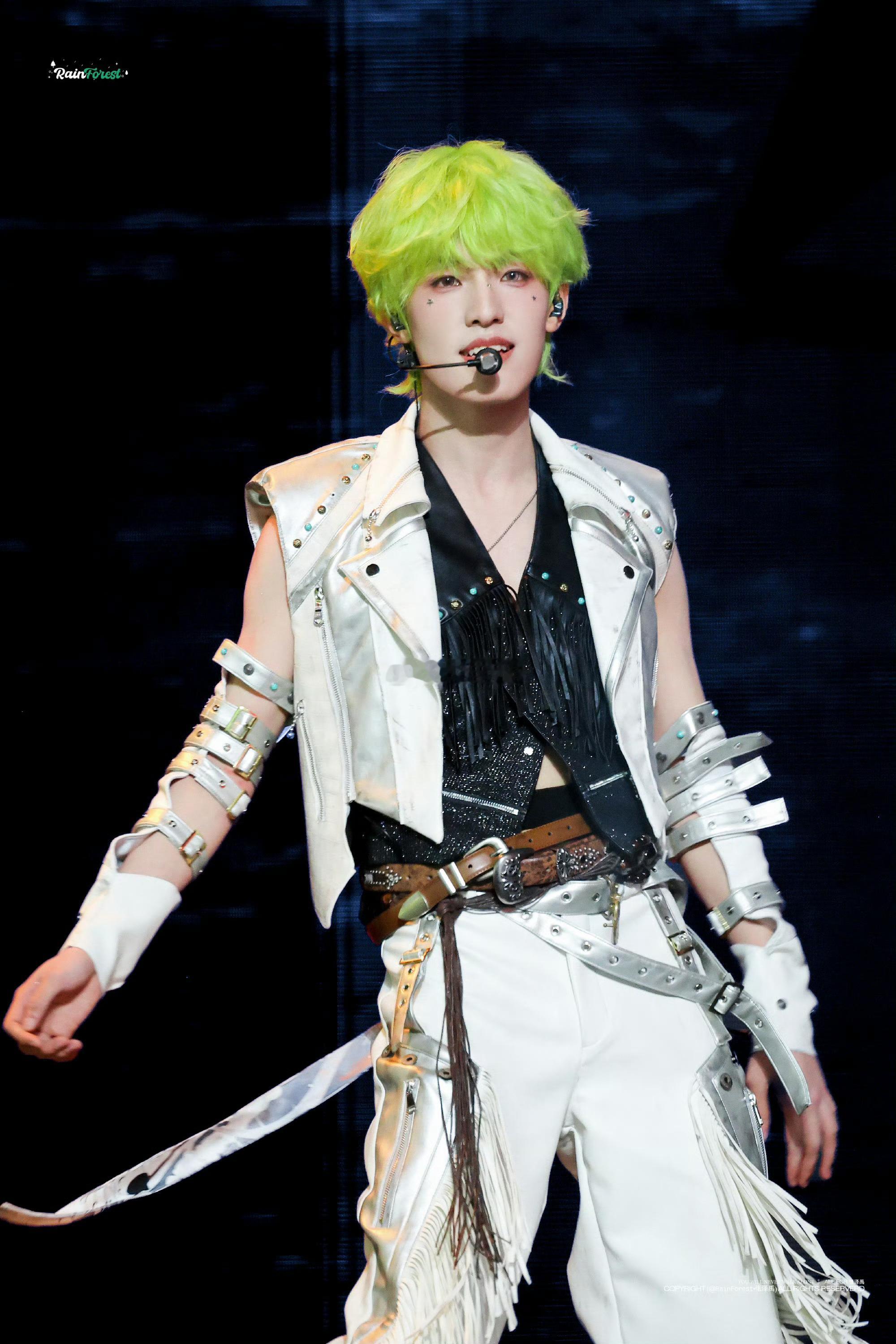 张泽禹solo舞台设计 不是粉丝滤镜，是真的强。这个solo舞台放在任何专业评选