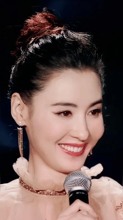 张柏芝上海亮相直接美炸场！亮黄色西装一穿，自带春日高光滤镜，走在街上回头率拉满，