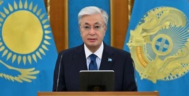 前脚新加坡总理黄循财呼吁中方放下历史恩怨，和日本实现和解。后脚哈萨克斯坦总统托卡