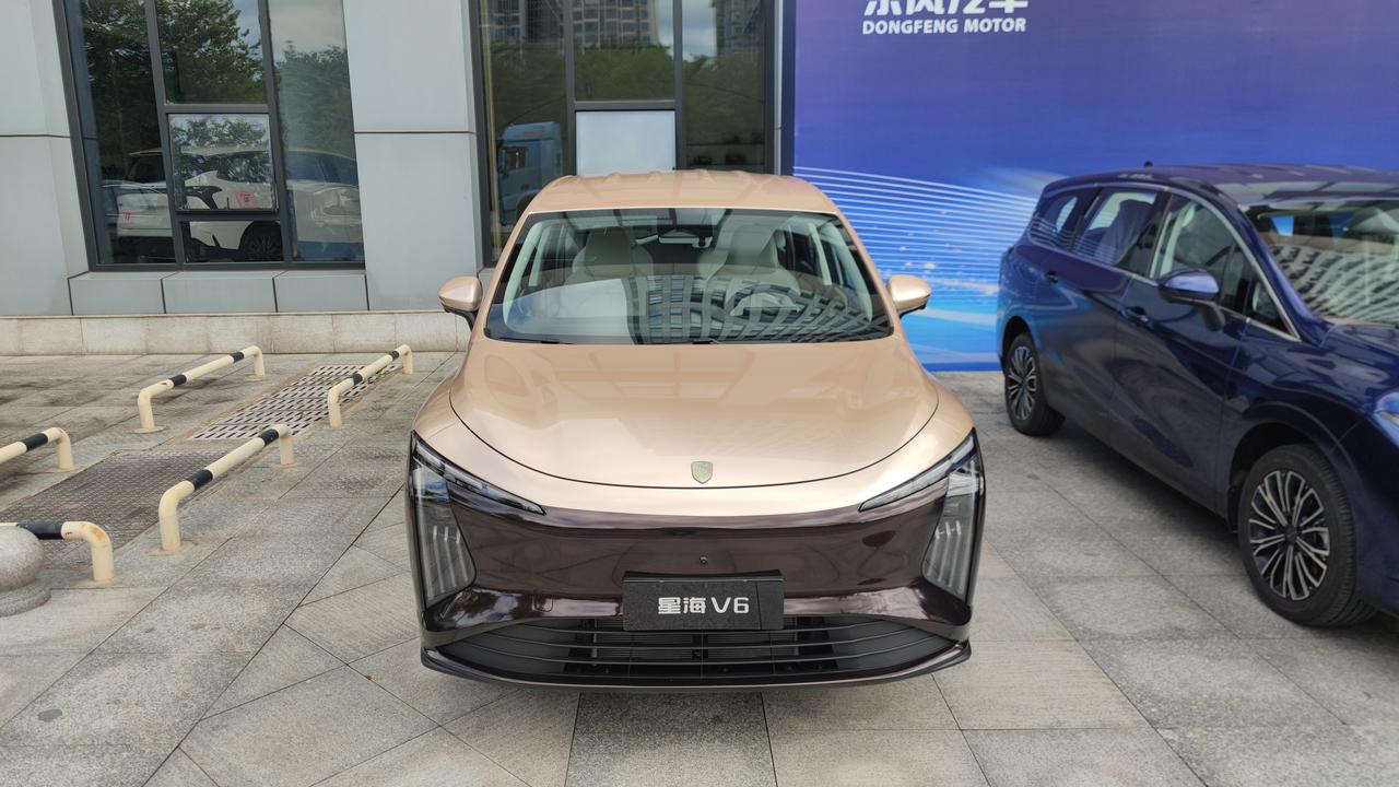 星海V6横空出世，一款搭载了华为乾崑智驾的大六座家用MPV，外观光鲜时尚，价格亲