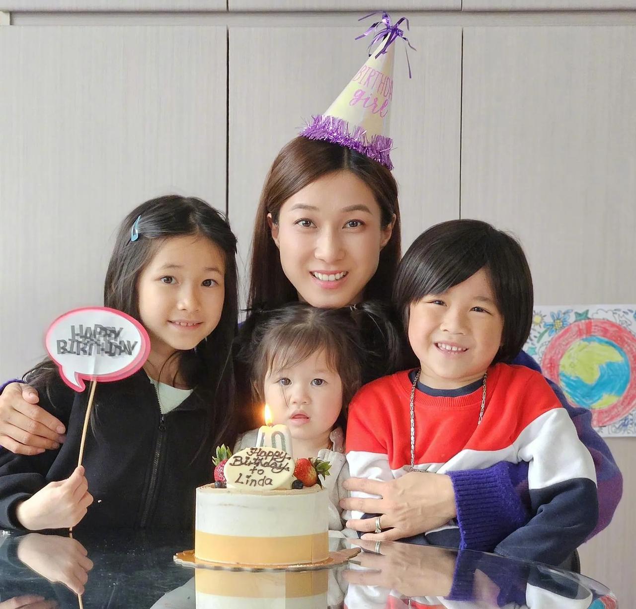 香港女星钟嘉欣迎来40岁生日，晒出与仨娃的合照，温馨又幸福。照片中，钟嘉欣一头长