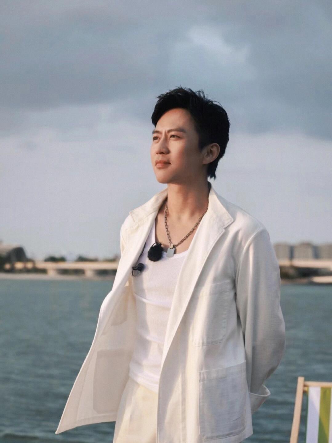 邓超 你们耍我邓超也太有综艺感了吧，吹蜡烛被整蛊都能成名场面，笑着吐槽的样子，自