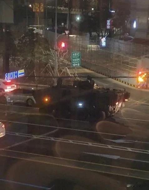 【突发】
韩国总统尹锡悦突然宣布国家进入紧急戒严状态！