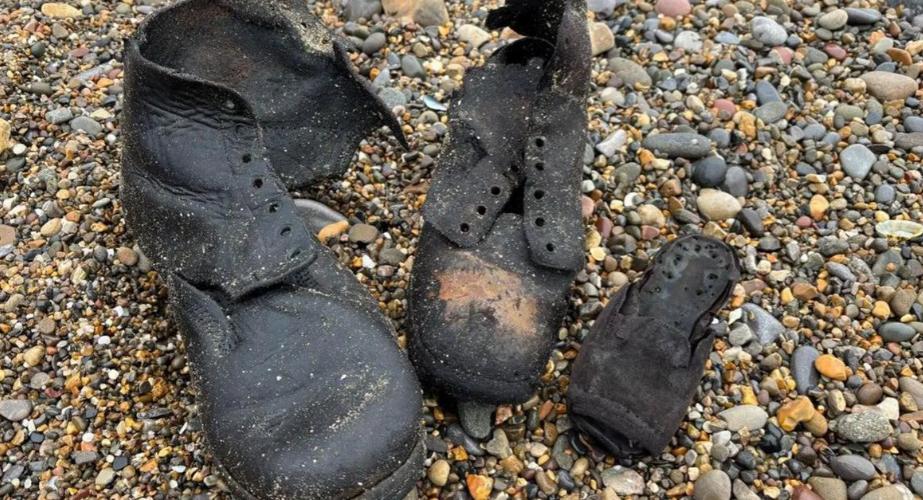 【南威尔士海滩现神秘钉鞋，或与维多利亚沉船有关】数百双维多利亚时期的黑色皮钉鞋被