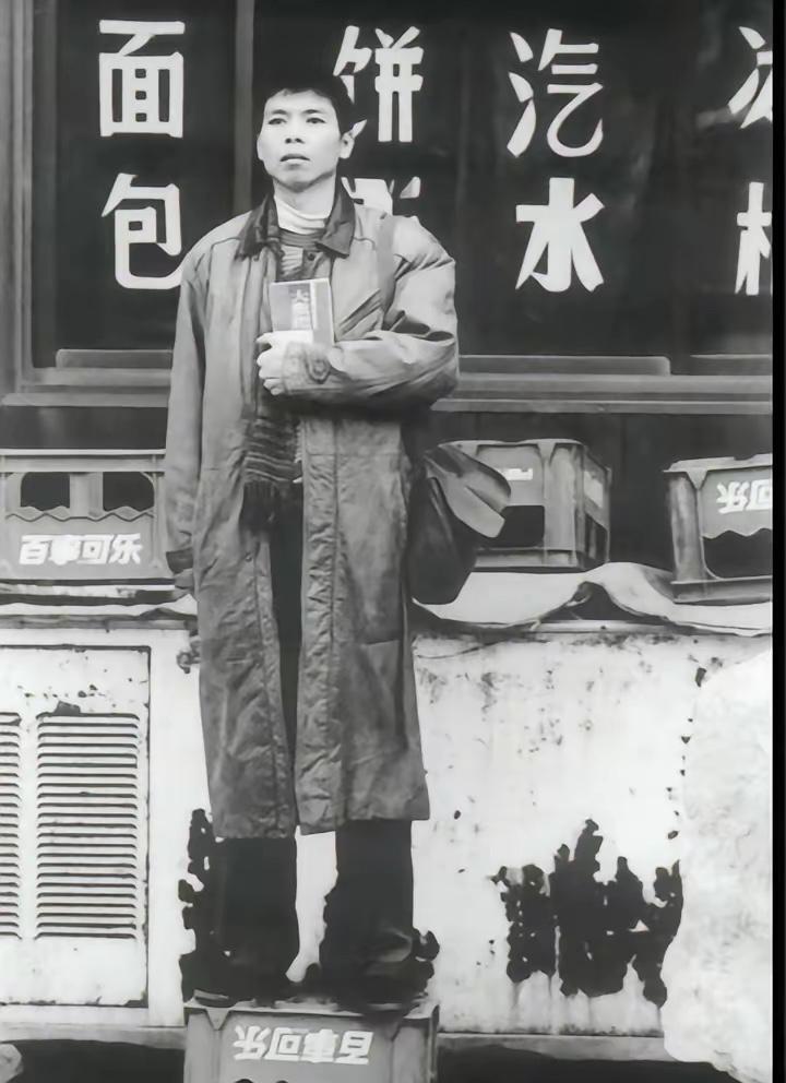 大导演年轻的时候。能认出他是谁吗？
多少年来未从改变，从《甲方乙方》、《非诚勿扰