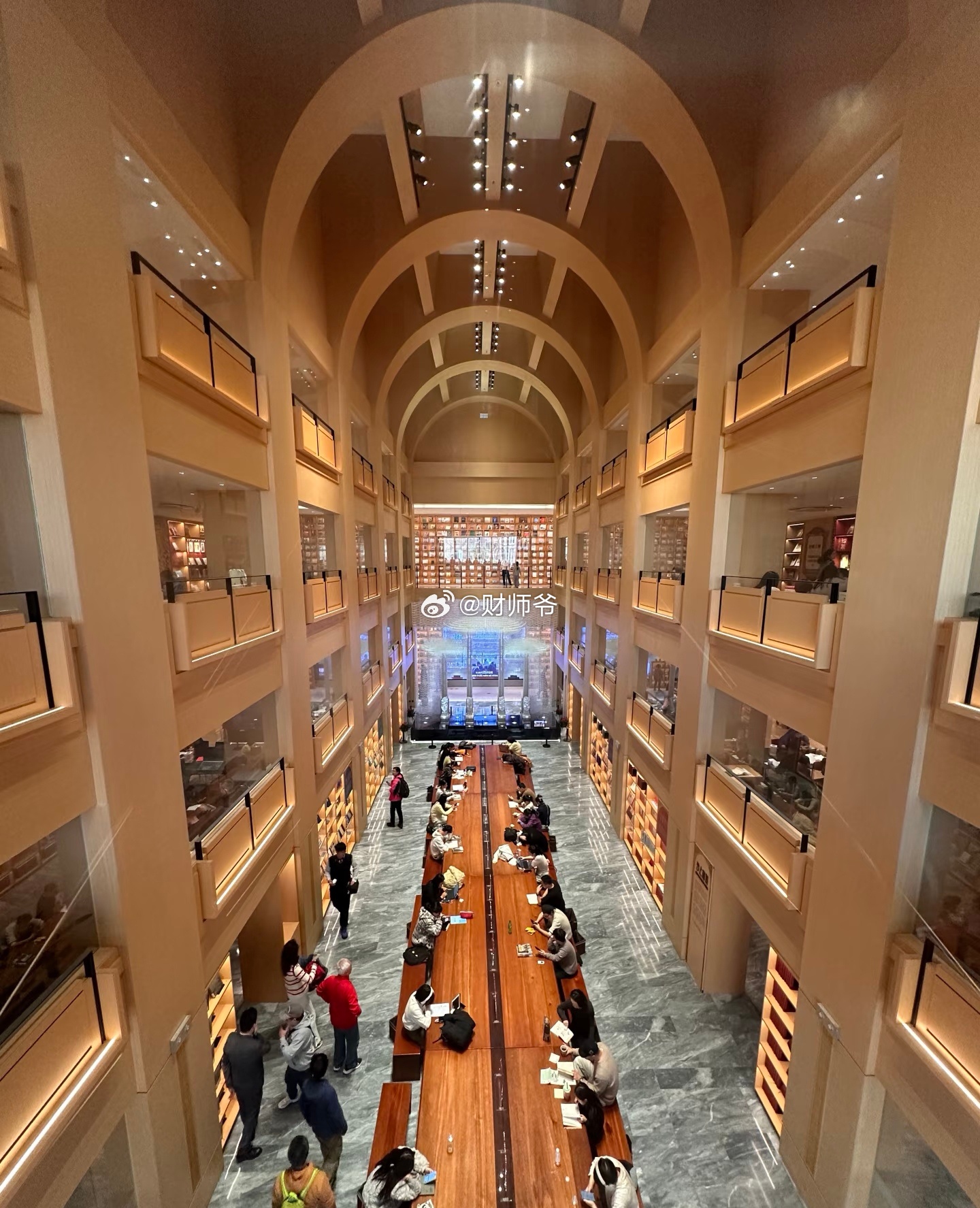 中国图书馆的顶流之一——上海公共图书馆。不开滤镜拍中国