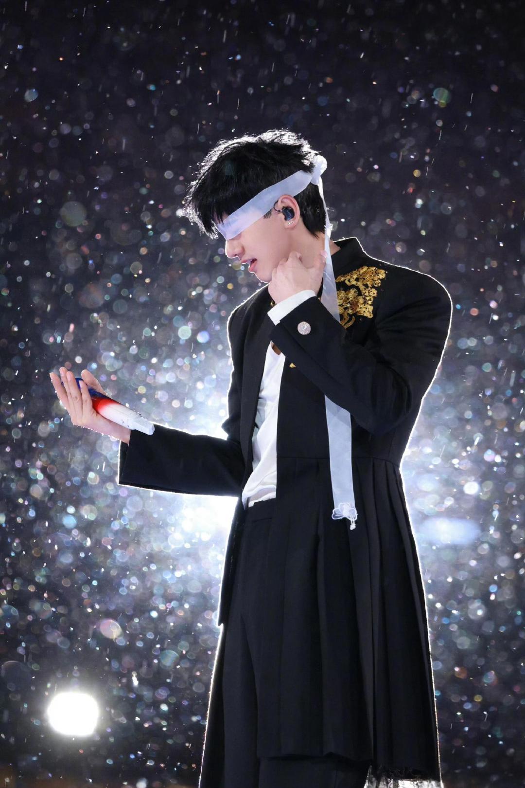 张杰青岛哽咽感谢星星200场演唱会完美收官，张杰用歌声串起岁月，星星们暖心应援，