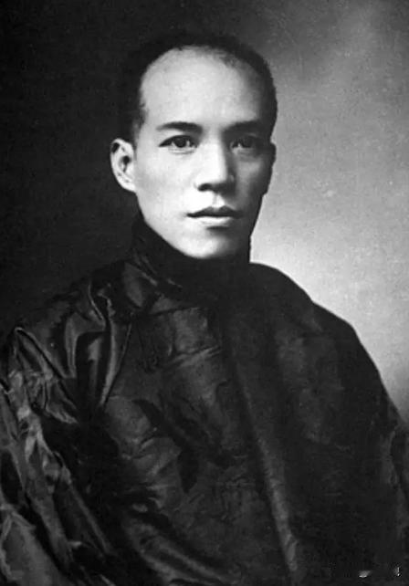 1926年，梁启超尿血不断，医生诊断出他的右肾存在肿瘤，必须立即切除，然而解剖之