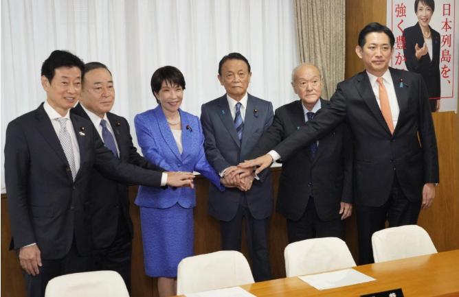 自民党高层改组名单落定，东京政坛随即读出一个信号：高市早苗没能借这次调整改写权力