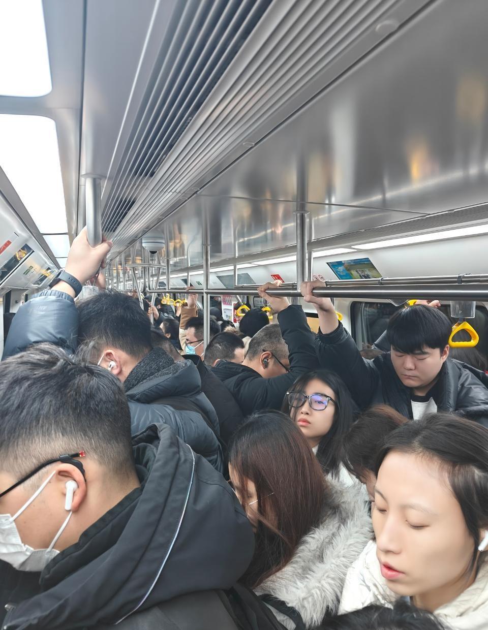 网友： 2026.1.15（星期四）8:39，西安地铁8号线外环，开远门-土门区