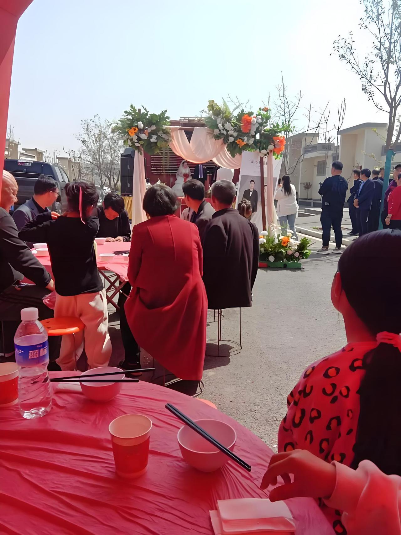 普通男孩子结婚几乎倾家荡产
很多普通家庭的男孩，为了结婚把全家家底都掏空了。
为