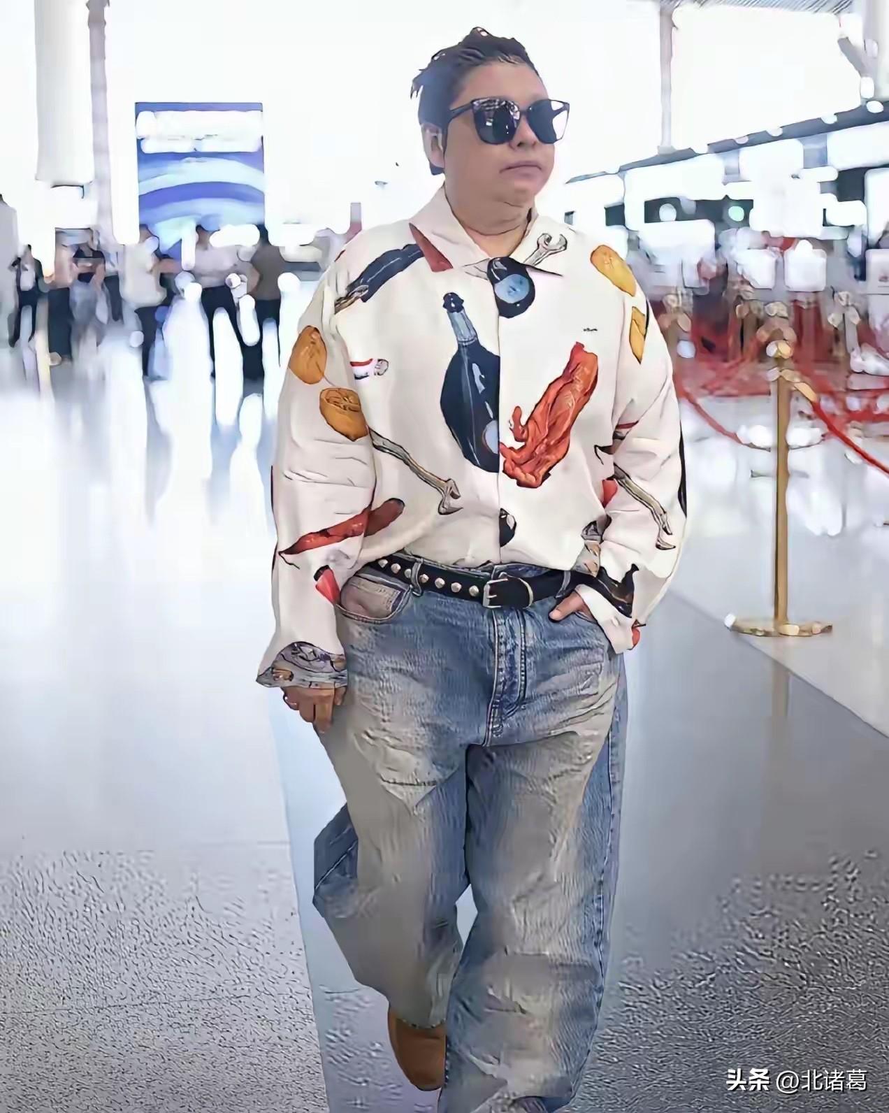 有没有懂行的，韩红这身衣服是什么品牌，价格几何？韩红穿在身上，不仅造型优美，而且