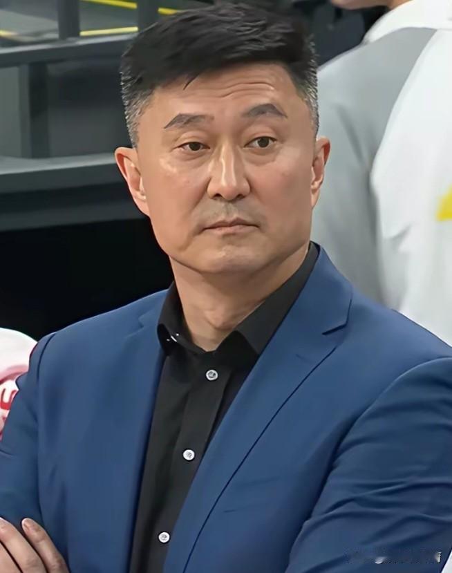 广东队15分脆败北京北汽，杜峰犯了五个明显错误，杜指导这个打法坑惨了徐杰。
一。