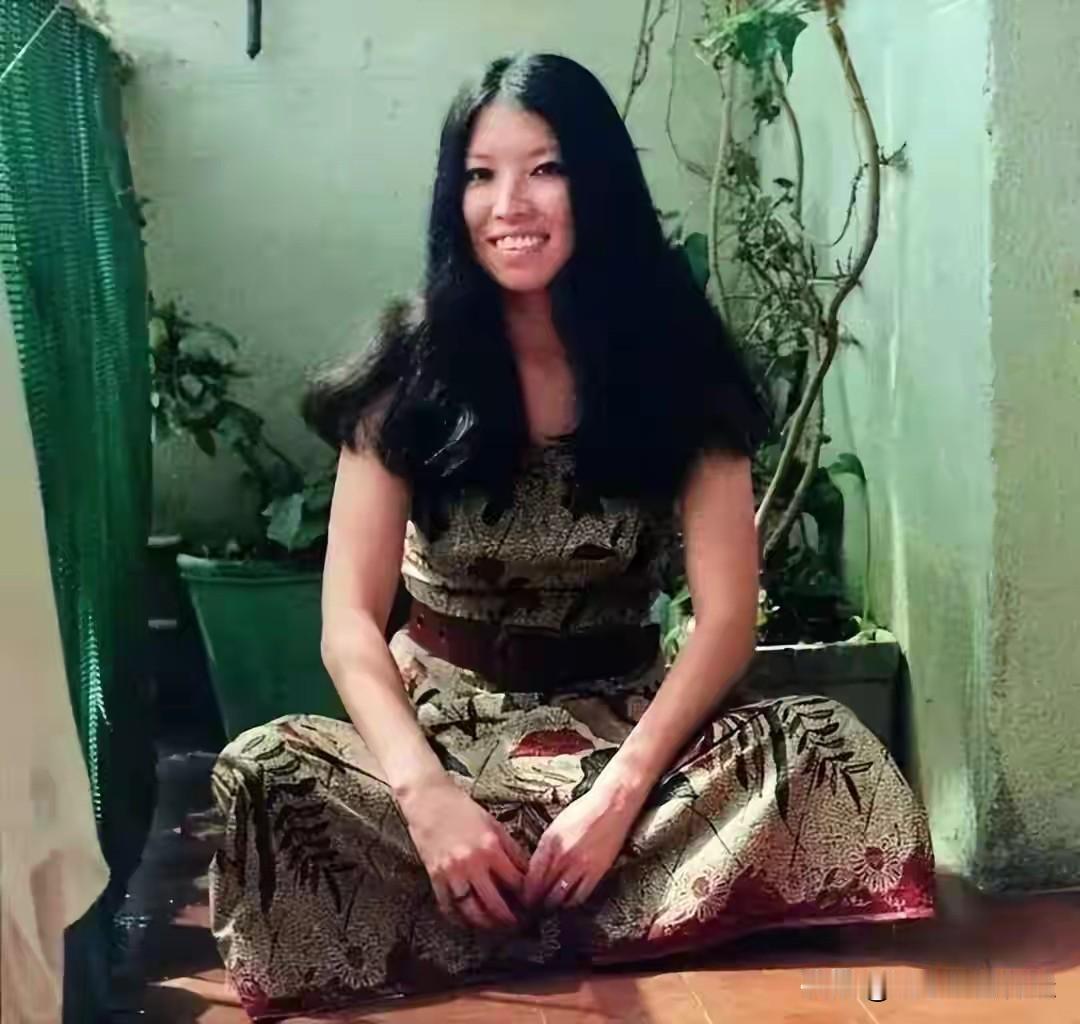 今天咱们来聊一位真正活成传奇的华语奇女子——三毛。在我心里，她就是华语世界里特立