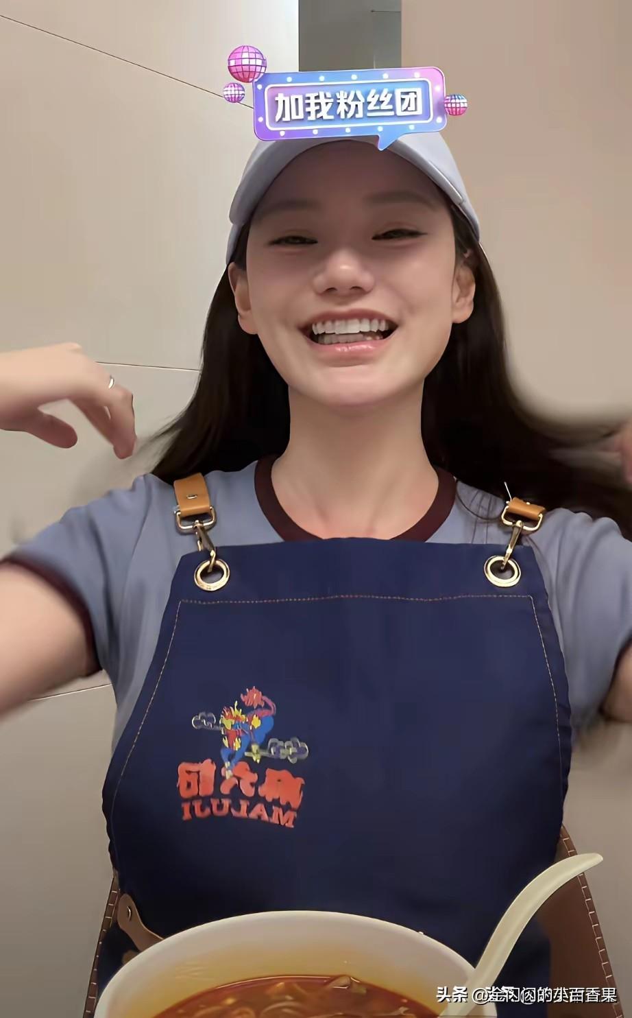 我说小杨阿姨啊，这条围裙可得抓紧搓搓！味儿都冲脑门子了，老上头了！
筱梅这回搁台