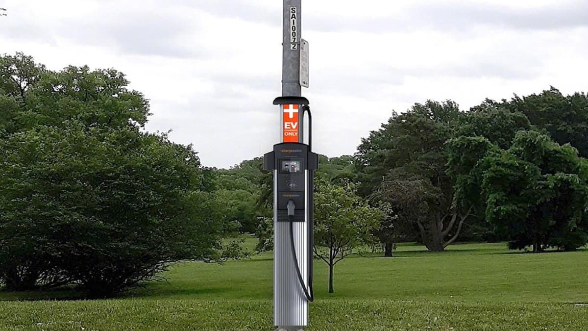 英国这事儿挺有意思的。路灯杆上加个充电桩，看着挺便民对吧？结果一算账，好家伙，充