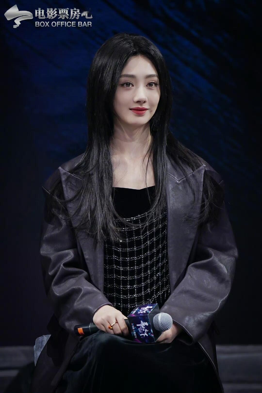 王影璐唱歌好像当过兵 王影璐一开口唱歌，那种认真劲儿和气势，网友说还真像是经过部