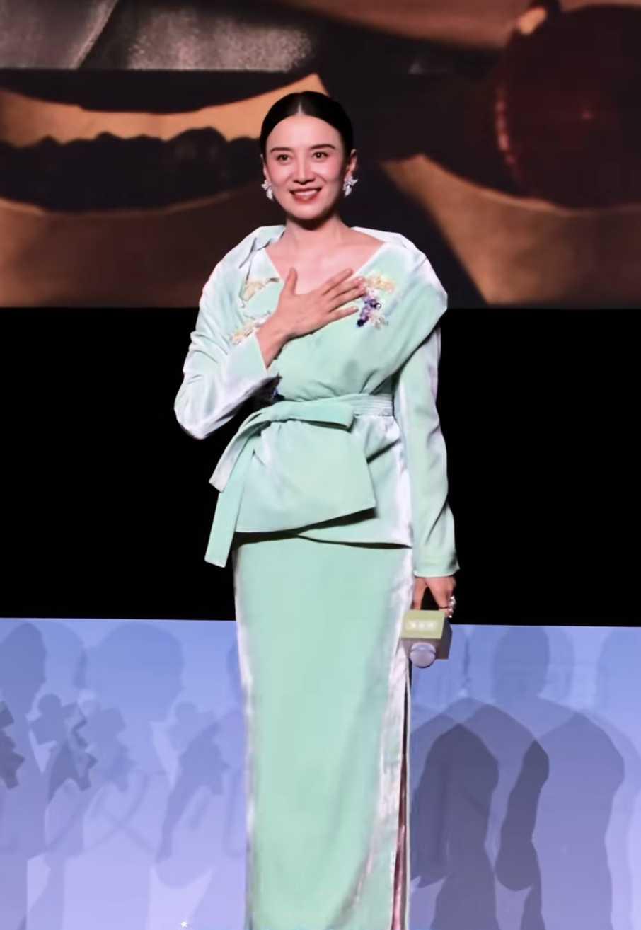 宋佳舒畅同框对比，原生脸尽显松弛高级美感
这一夜，45岁宋佳完胜38岁舒畅，让人