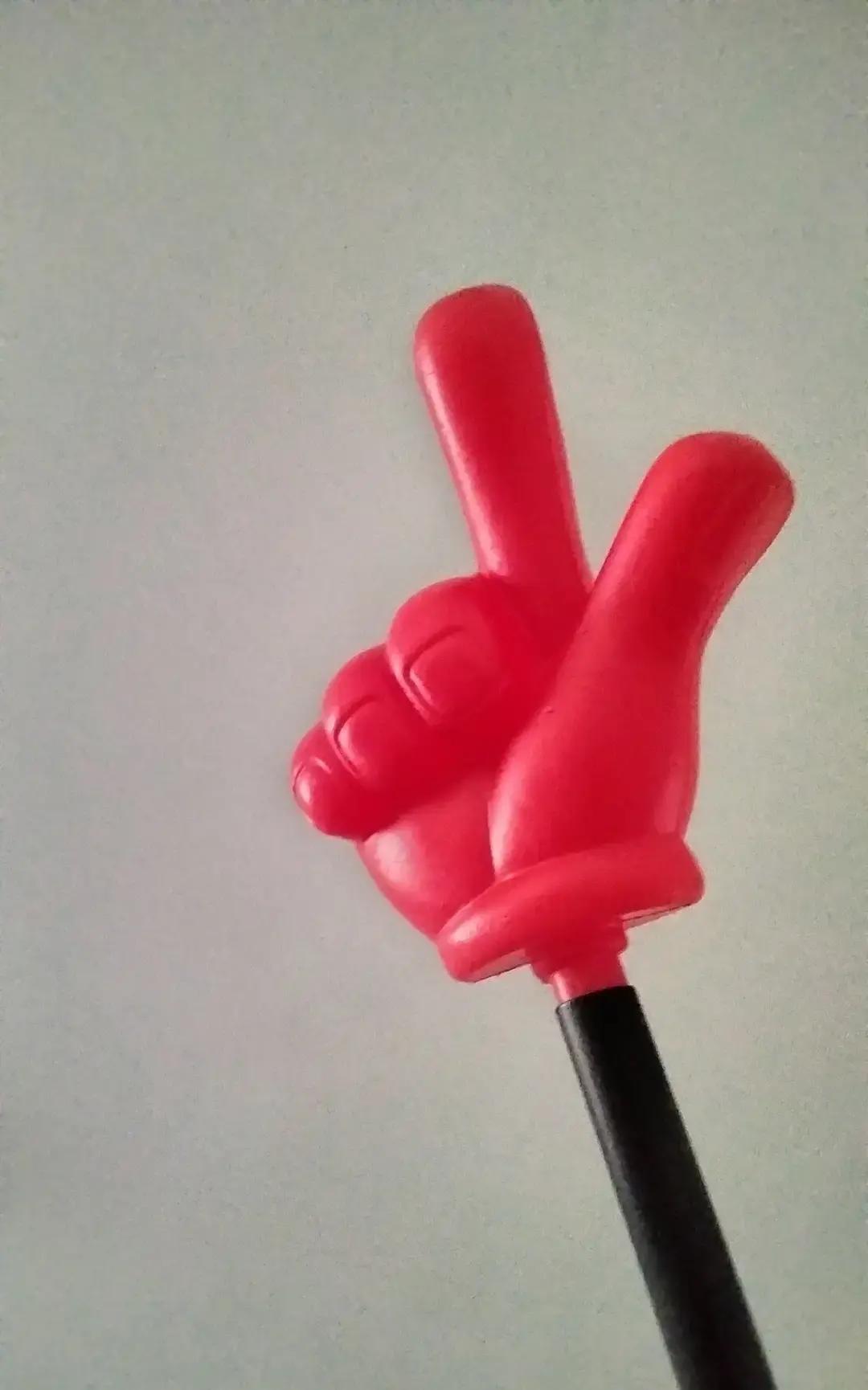 刷到个帖子，一位老爹从2023年起每月给儿子打5200，房租水电加恋爱开销全包，