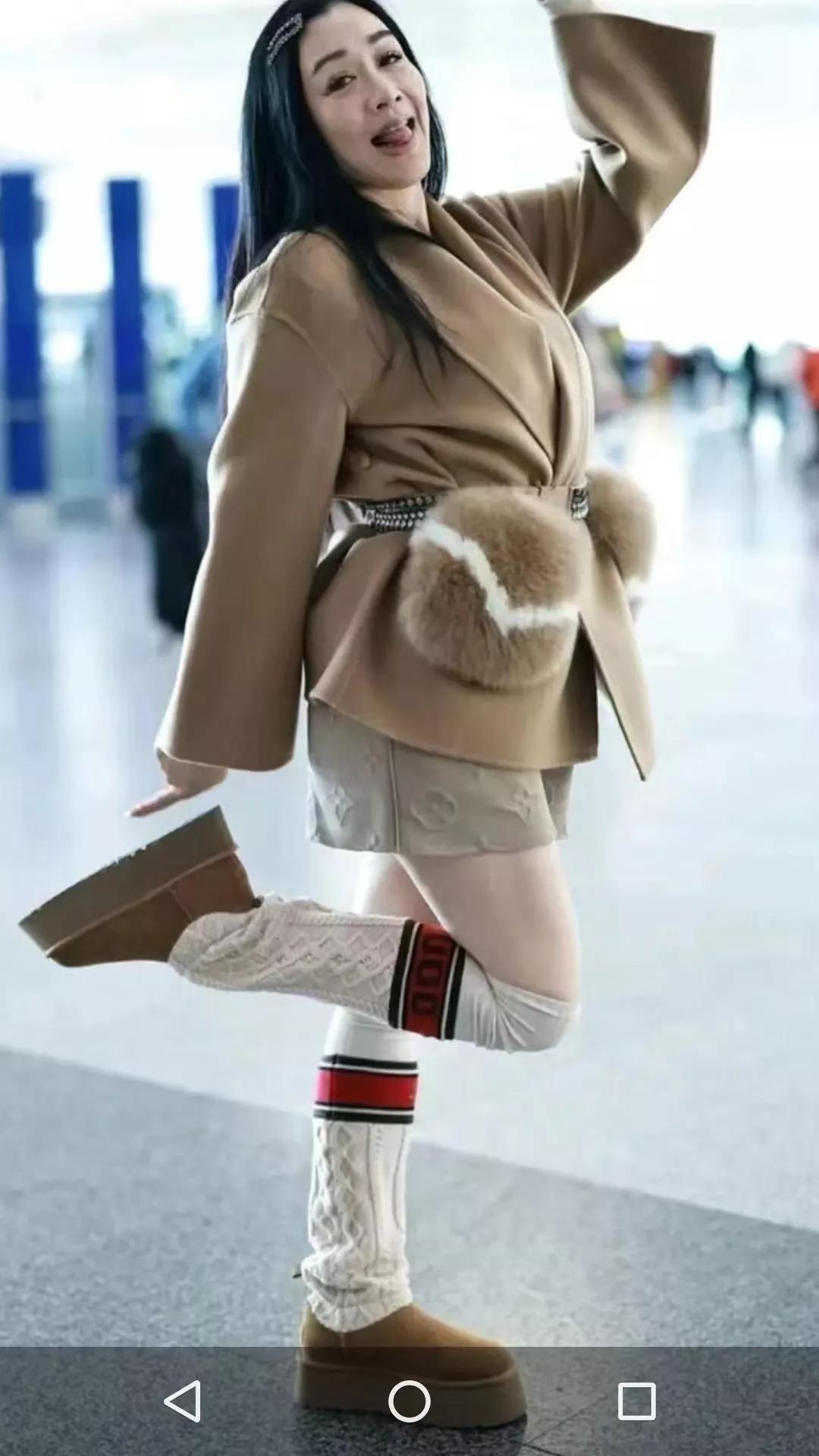 52岁的钟丽缇用惨不忍睹来形容，过分吗？
再看看57岁的周海媚，差距大吗？