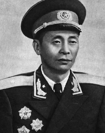 1970年，省里开大会时，某干部点了甘祖昌将军的名：“他个人盖了小楼，还卖猪。”
