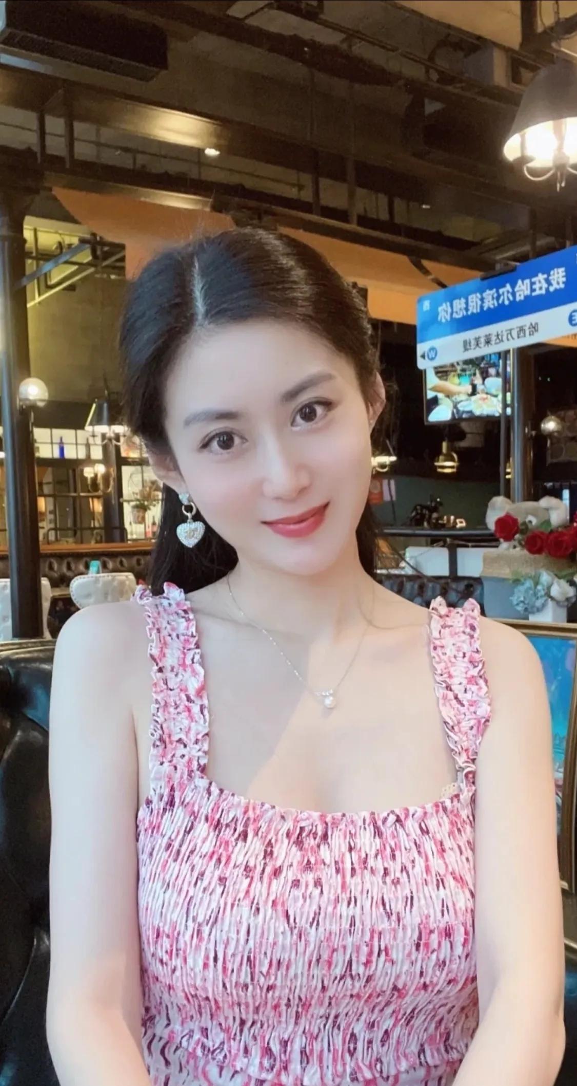 我朋友在宾馆收银台工作，一天一对男女情侣来开房，女的态度很不好，而且骂人，朋友不