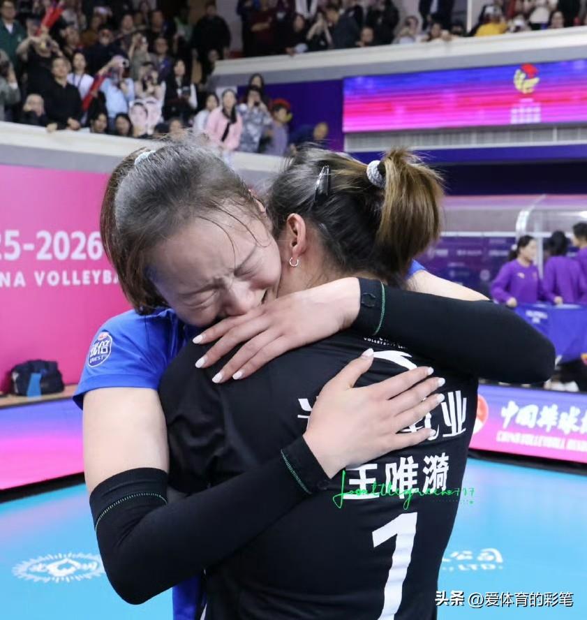 上海女排夺冠现场照，这三张印象最为深刻[呲牙]，有泪水，有欢笑，有全家福，值得一