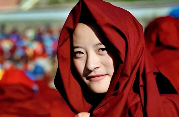 亚青寺是我国最大的尼姑庵，这里有2万多名修行的女性，她们的年纪大都在20岁左右，