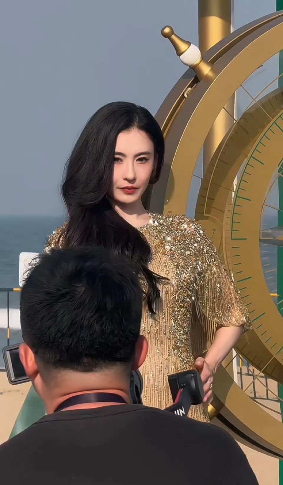 网友阿那亚偶遇张柏芝，好美的骨相！ ​​​