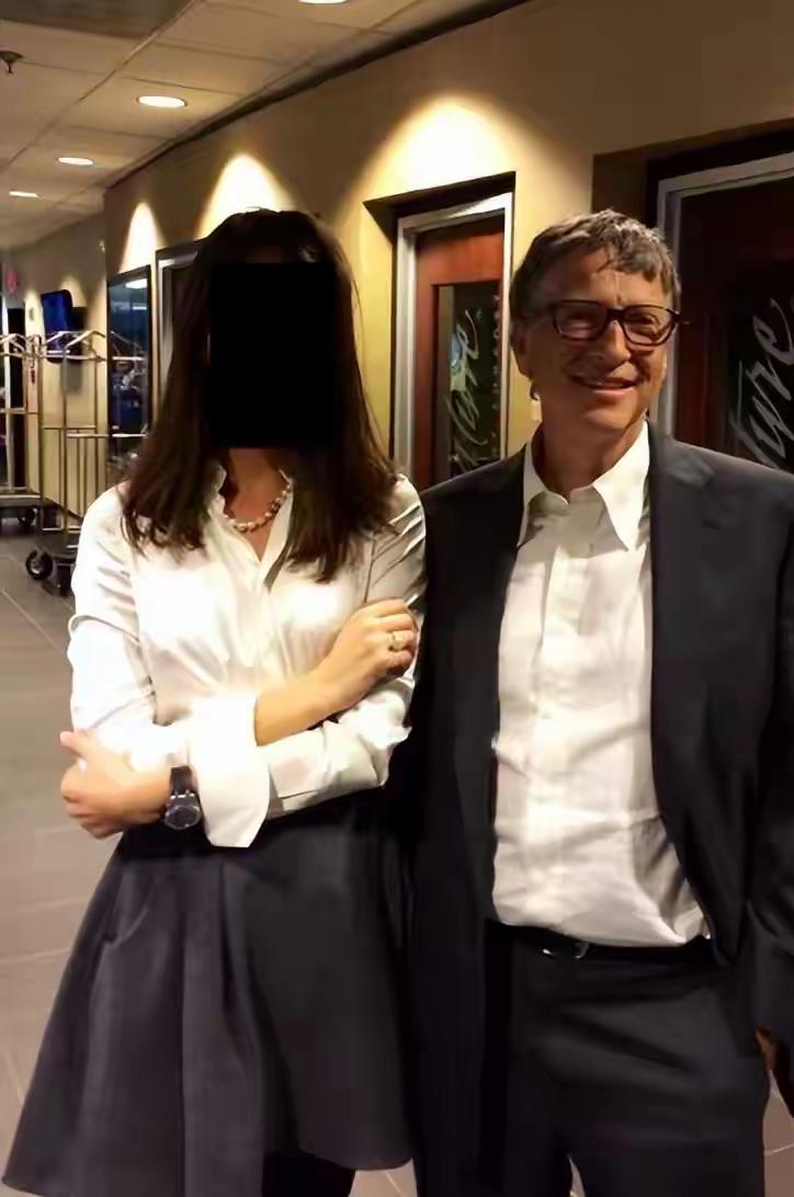 这是微软创始人盖茨与女性的合照，你能够相信他是无辜的吗？美国爱泼斯坦案中大量的文