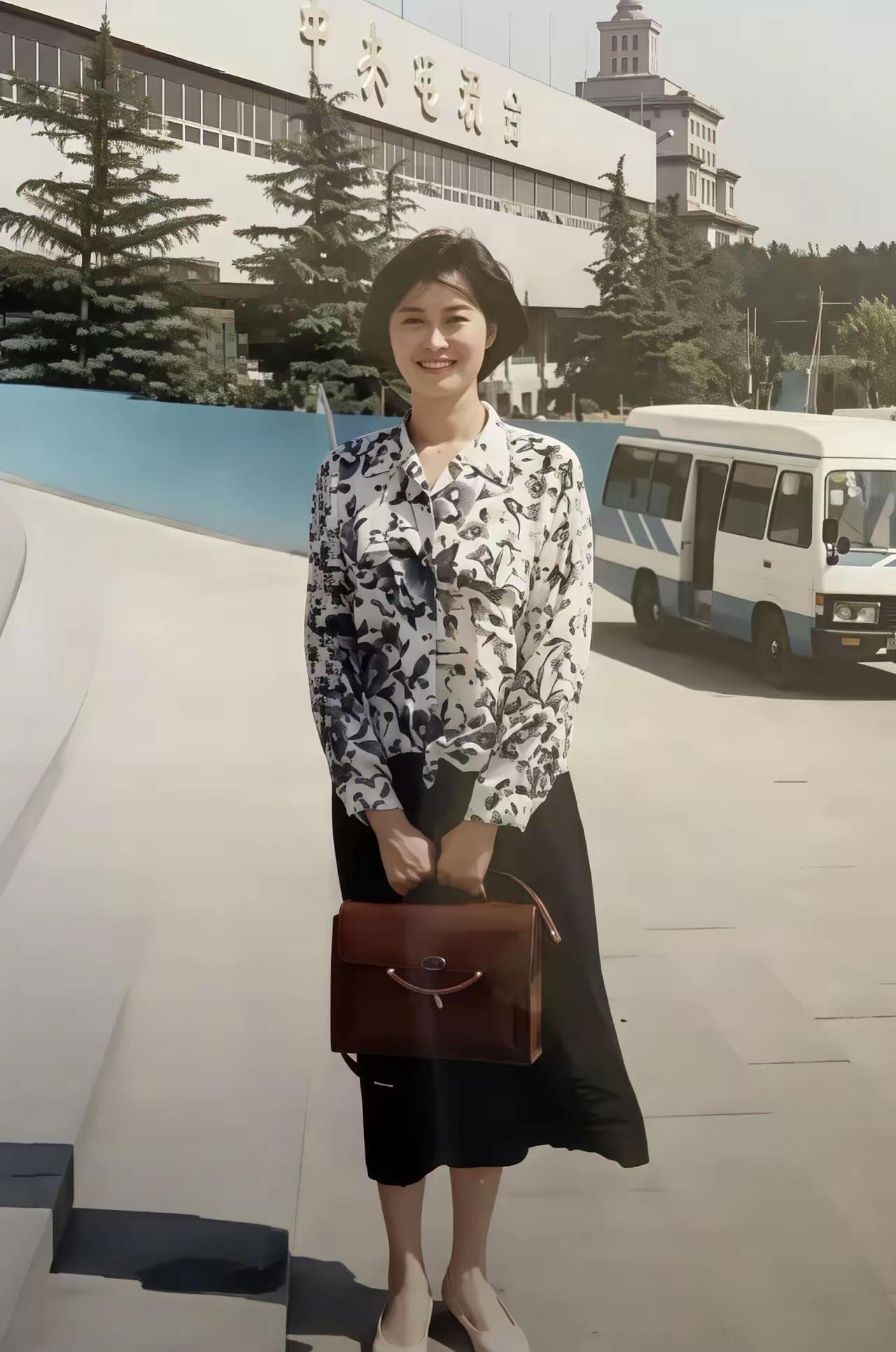 1994年春天，39岁敬一丹在中央电视台大楼门前的留影。彼时的她正值人生风华之年