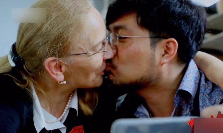 2008年，28岁的北京独生子不顾家人反对，娶50岁的德国女人为妻，母亲得知后气