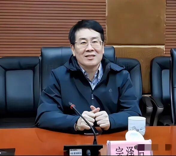 宗馥莉的亲叔叔咋像个婆娘？侄女遇到困难不帮忙也就算了。还不断地落井下石。
一会说