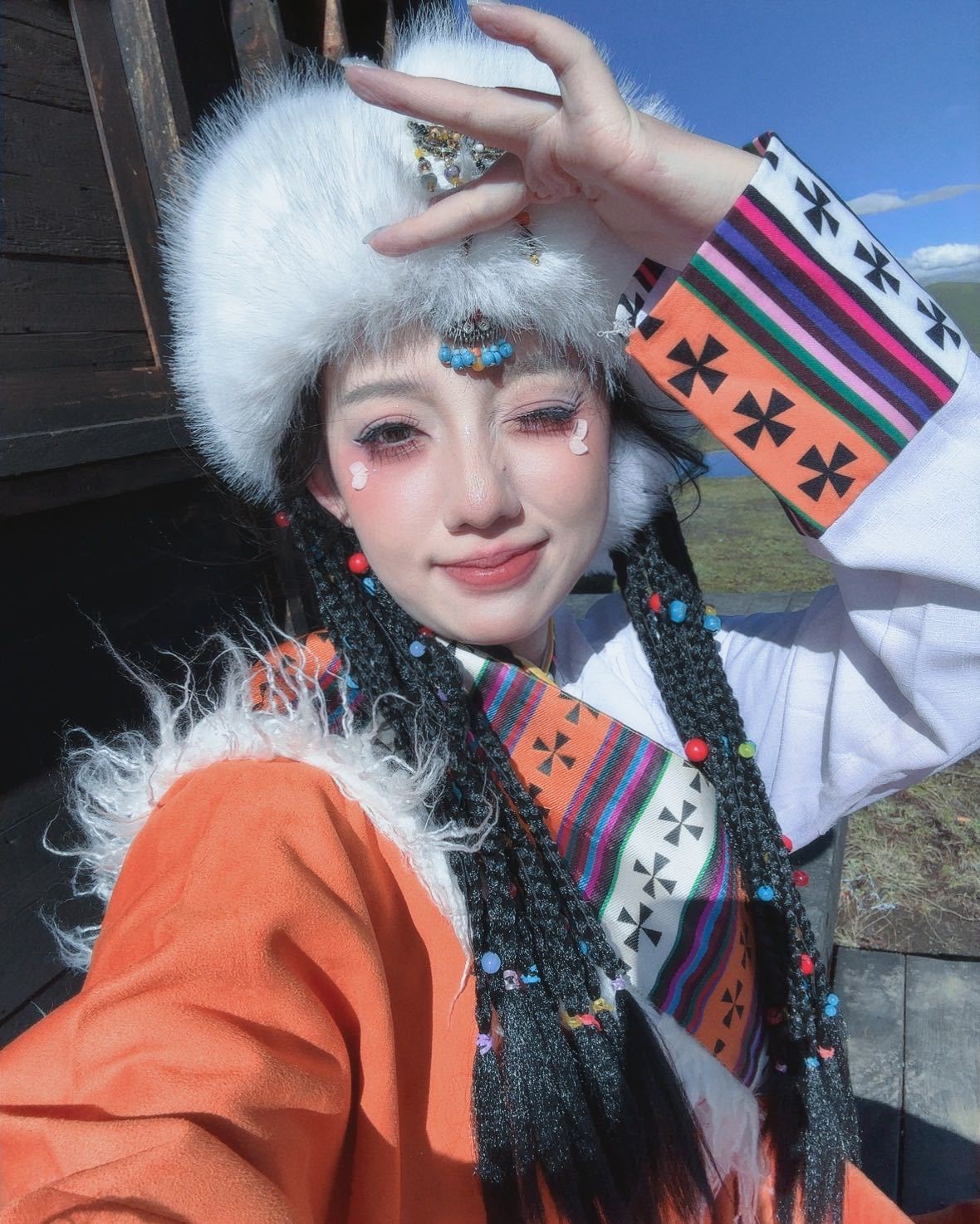 🧩这里是酥酥的日常plog！今天是闯进草原的藏服甜妹！阳光+蓝天+软乎乎的毛帽