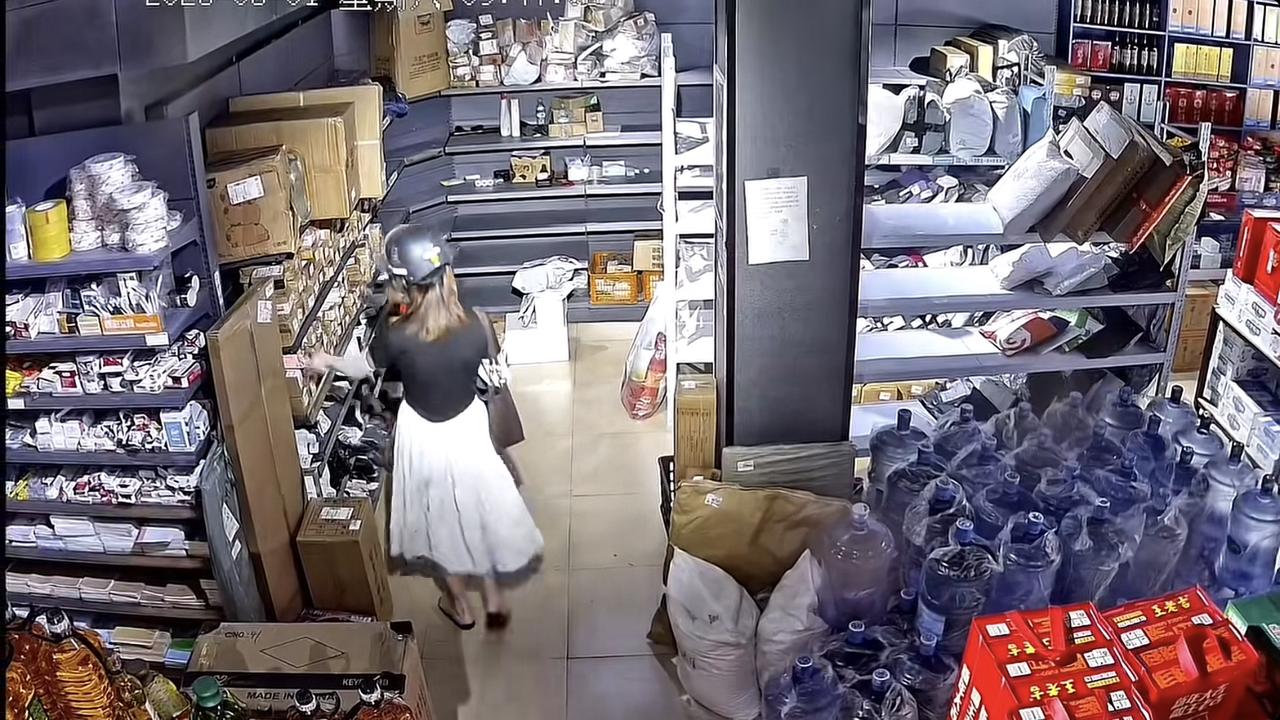 近日广东，一女子戴着头盔、口罩到驿站拿快递，女子进店后，随手就拿起货架上的快递丢