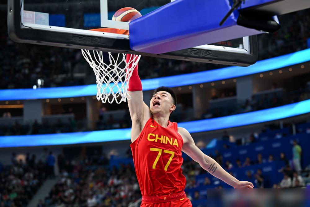 篮球巨星张镇麟，上半场8分钟0分，直接被主教练郭士强按死在板凳上！中国男篮竟靠这