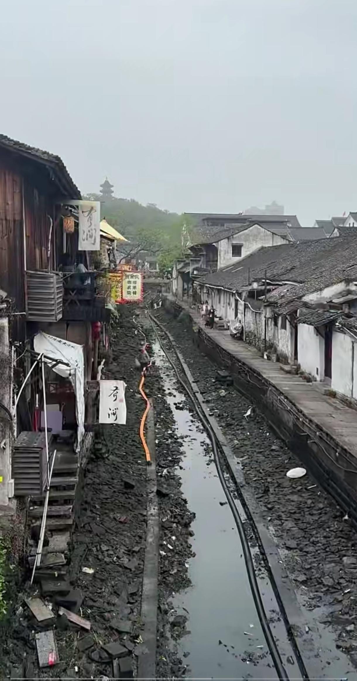 古镇清除河道里的淤泥！味挺大的吧。赶紧下河去找铜钱呀，在旅游旺季和梅雨季到来前施